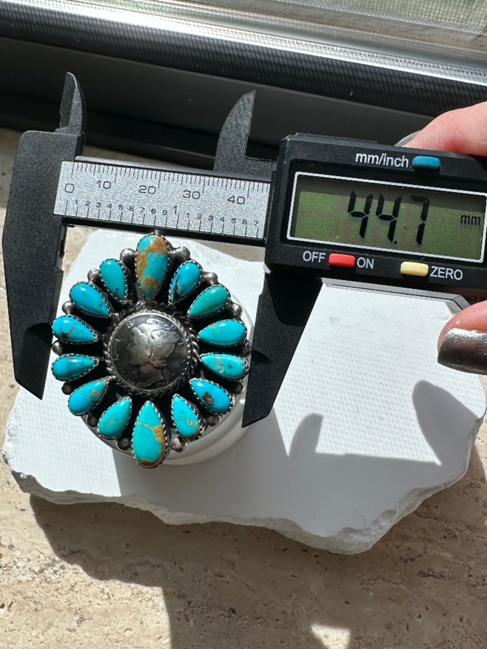Signed Navajo Marlene Jones Kingman Turquoise 1945 Mercury Dime Ring 31g (52mm) - Picture 10 of 10
